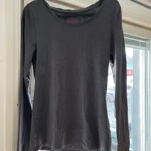 En vanlig mörk grå långärmad tröja aldrig använt, original cotton The ESSENTIALS 36 by race morine 