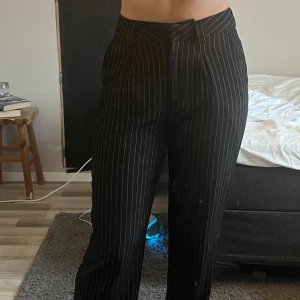 Kostymbyxor  - Säljer mina fina kostymbyxor ifrån NAKD, användt fåtal gånger och har inga märken eller fläckar på sig. 