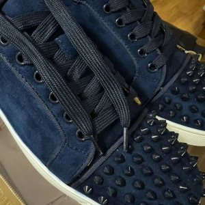 Christian Louboutin  - Säljer just nu mina fina Christian Louboutin skor i 8/10 skick, sparsamt använda. Medkommer OG som låda och dustbags. Hör gärna av er vid fler frågor och funderingar🙌🥂