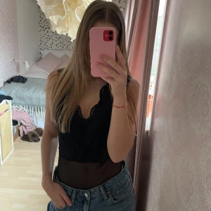 Body i spets  - Svart spetsbody från Zara. Storlek S. Inte kommit till användning. Frakt tillkommer 💖