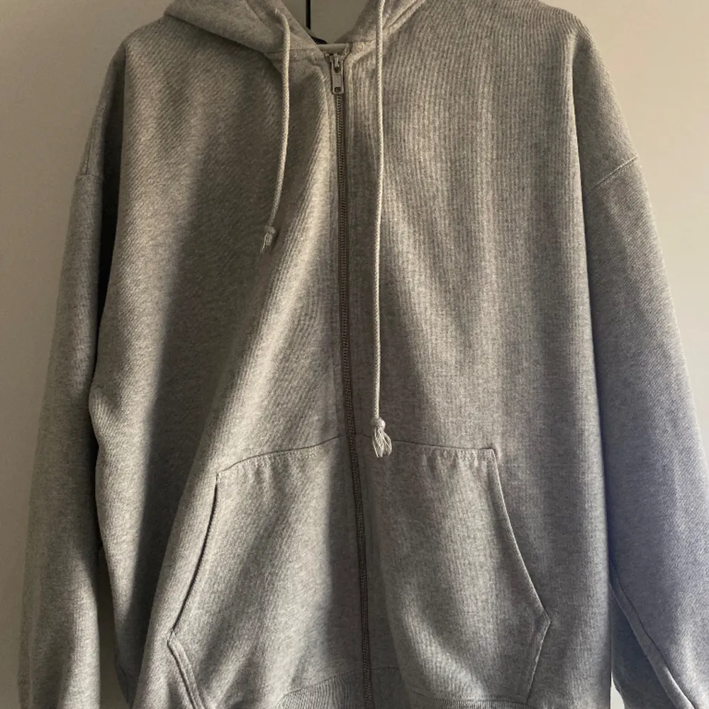 Jättefin hoodie från brandy🤍har en liten fläck på insidan men annars i nyskick, frakt tillkommer. Hoodies.