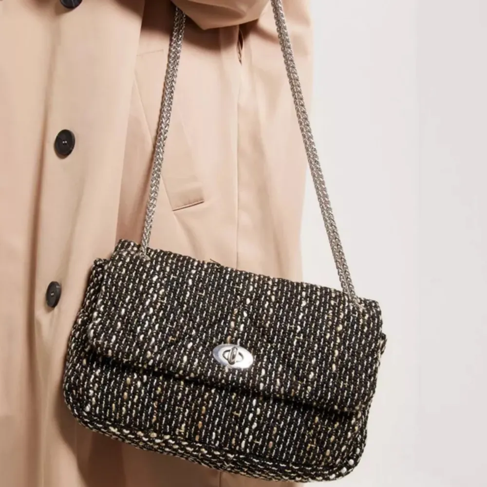 Säljer nu min jättefina amaya hollis bag från Becksöndergaard. Köpt förra vintern o använd Max 5 gånger. Jättefint skick med fina detaljer utan defekter. Köpt för 900kr o säljer för 450 kr🥰tror den är slutsåld då jag inte hittar den längre. Laukut & Käsilaukut.