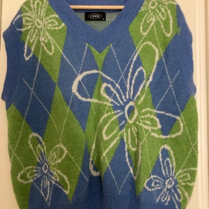 Väst  - Stickad färgglad väst 