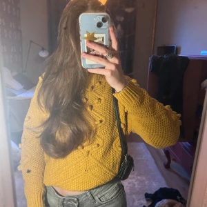 Gul stickad tröja  - Gul, stickad tröja från barnavdelningen på zara, storlek 13-14 , passar mig bra som vanligtvis ligger runt storlek s. Jag är 165 cm