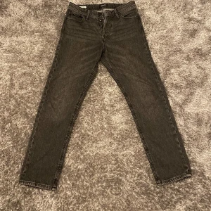 Jack & Jones jeans - Jack & Jones jeans, Loose fit och modellen på jeansen heter ”Chris”, skicket är 9/10 då de är utmärk kvalite! Storleken är 30/32. Hör av dig vid minsta lilla intresse och fråga på privat! 🤝