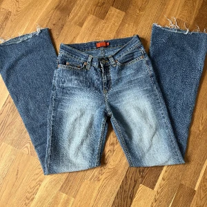 Bootcut jeans - Midjemåtte 34 innerbenslängd 78. Fint skick och säljs inte längre! Kan skicka bilder hur de sitter på!❤️