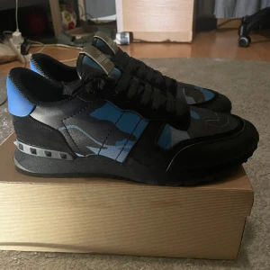 Valentino rock runners - Valentino rock runners i ny skick. Riktigt feta och fräscha Kom privat för mer information. Priset är ej hugget i sten Byten kan vara intressant👍  Skick8:10