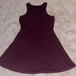 Vinröd klänning - Säljer denna söta klänning från hm i storlek L. Säljer den då den aldrig kommer till användning. Super bra skick. 