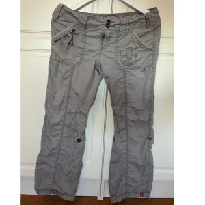 Lågmidjade cargo byxor  - Lågmidjade byxor från Replay som knappt är använda då dom är för små. Midja ca 40/41cm. Innerbenslängd 72cm. Hela ben längden 92cm
