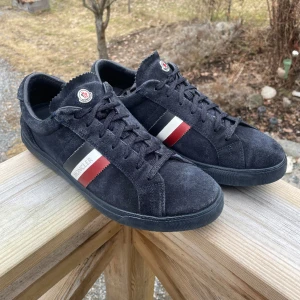 Moncler skor - Snygga och stilrena moncler sneakers, endast använda ett fåtal gånger och säljes pga att dem ej passar. Som sagt och som sulan visar är skorna knappt använda! Finns en liten skavank på höger sula, kan skicka fler bilder på det. Box saknas. 