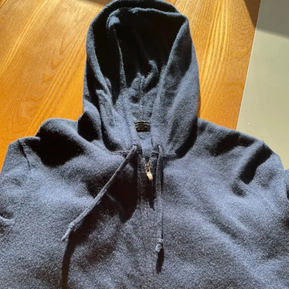 Tjena säljer ni min snygga Kashmir hoodie som är i färgen blå. Hoodien är i skick 9/10 och har inget tecken på användning! Storleken är M men passar L med. Skriv för fler bilder eller frågor!. Hoodies.