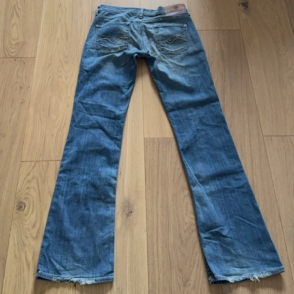 Så snygga lågmidjade vintage replay jeans. Midjemåttet är 78cm och innerbenslängden är 84cm. FINNS MED FRI FRAKT I MIN PROFIL!. Jeans & Byxor.