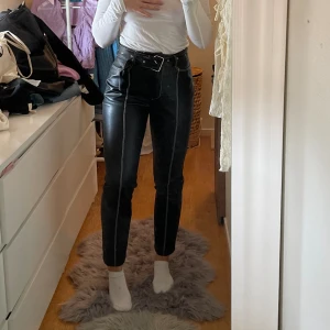 Skinnbyxor - Skärpet är lite snett men går att stänga!