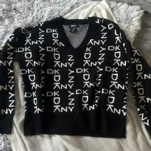 Svart tröja från DKNY använt fåtal gånger i storlek M