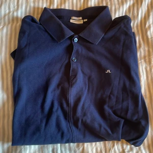 J.Lindberg piké  - Säljer denna J.Lindberg piké i storlek M. Säljer pågrund av att den är för liten. Priset går att diskutera vid snabb affär.