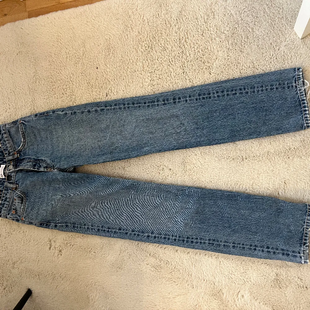 Supersnygga byxor från Zara som tyvärr inte används längre. Skulle säga att de är midwaist! Har sytt dit en extra knapp men den går att ta bort!💕. Jeans & Byxor.