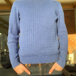 John Henric tröja  - Riktigt fräsch John Henric tröja, skick 9.5/10 killen på bilden är 181 cm o väger 70 kg, storlek M.  Skriv pm för frågor o bilder.