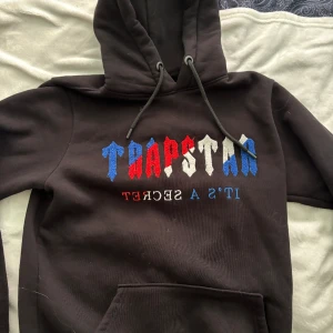 Trap star - Trap star Hoddie storlek S men passar även mig med Xs. Finns att hämta i Göteborg kan även fraktas men kostnaden står du själv för.