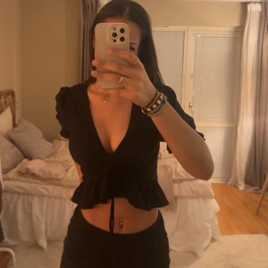 Supersöt blus - Säljer denna jättefina svarta blusen från bikbok🩷 Den är använd 1 gång och är i storlek xs Skriv gärna för fler bilder eller eller funderingar🌺😊 