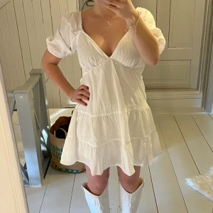 Boohoo klänning - Intressekoll på denna fina klänning från boohoo, ny med prislapp kvar. Endast testad! Är lite osäker på om jag verkligen vill ha denna till studenten så tänkte kolla om nån annan är intresserad! Köpt på boohoo för 180kr, storlek S! 