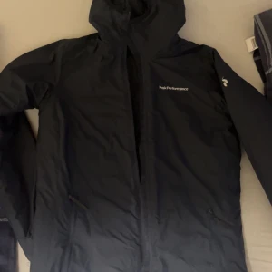 Peak performance jacka - Jag säljer jackan på grund av att den är för liten på mig  Pris kan diskuteras 