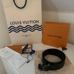 Louis vuitton bälte - ❗️INTRESSEKOLL❗️ett helt nytt lv bälte som heter LV Initales 40MM. är knappt anvädt, är i 10/10 i skick. Allt og tillkommer vid köp , köpt i Palma de Mallorca i butik. är i strlk 80cm med passar även 85cm. nypris: ca 5700kr! vid frågor&bilder hör av er