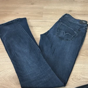 Jeans - Ett par gråa jeans som är helt o använda