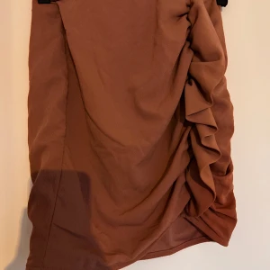 Kjol - Härlig somrig kjol från bubbleroom med snygg detalj. Använd ca 4 gånger ser helt ny ut