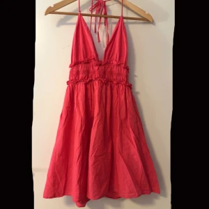 Zara Klänning - Jag säljer nu min fina klänning som är perfekt till sommaren, den har använts många gånger och har ett litet hål som knappt syns😊Klänningen passar mig som brukar bära 36/S och är 161cm lång💕.