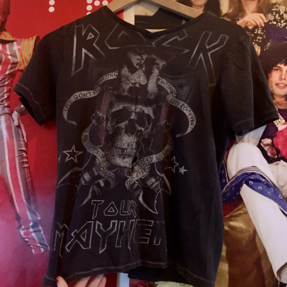 ”Rock tour mayhem” tröja i bomull, ingen aning om den är äkta men köptes på loppis för säkert 15 år sedan! Skulle säga att den är i storlek S-M. Notera hålet på sista bilden!. T-shirts.