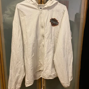 Harley Davidson zip up - En Harley Davidson zip up. Perfekt skick o jävligt cool. Hör av dig vid frågor!!