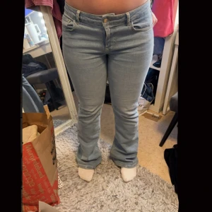 Zara Jeans - Jag säljer nu mina super snygga jeans från Zara då de inte riktigt sitter som jag önskar🩷 Jag är 162 och de är rätt så långa på mig 