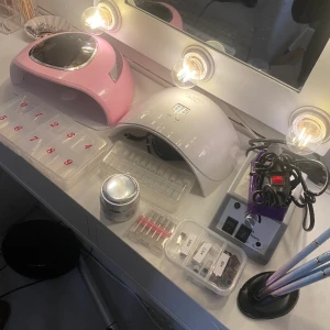 Nagelsaker - Säljer en hel del nagelsaker, då jag inte har användning för dessa längre. Går att säljas separat om det är något speciellt ni vill köpa☺️ kontakata mig vid frågor eller funderingar. Allting fungerar som det ska förutom en lampa som glappar i sladden☺️