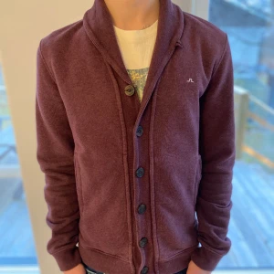 J.Lindeberg cardigan/kofta - Cardigan/kofta från J.lindeberg i bomullsmix. Mycket bra skick. Nypris 1400, mitt pris 375