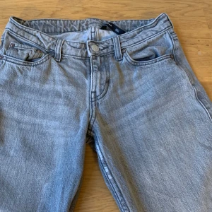 Snygga grå weekday-jeans arrow low straight - Jättefina men säljs pga för små. Hör av er om ni har några frågor💗