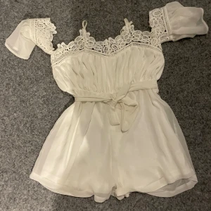 Byxdress - Säljer denna byxdress därav att den blivit för liten. Köpt för 600 säljer för 150kr. Nyskick💗