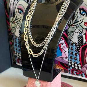 Snyggt silverfärgat halsband med 3st kedjor i olika längder Totallängd ca 52cm Som nytt, använt några gånger 
