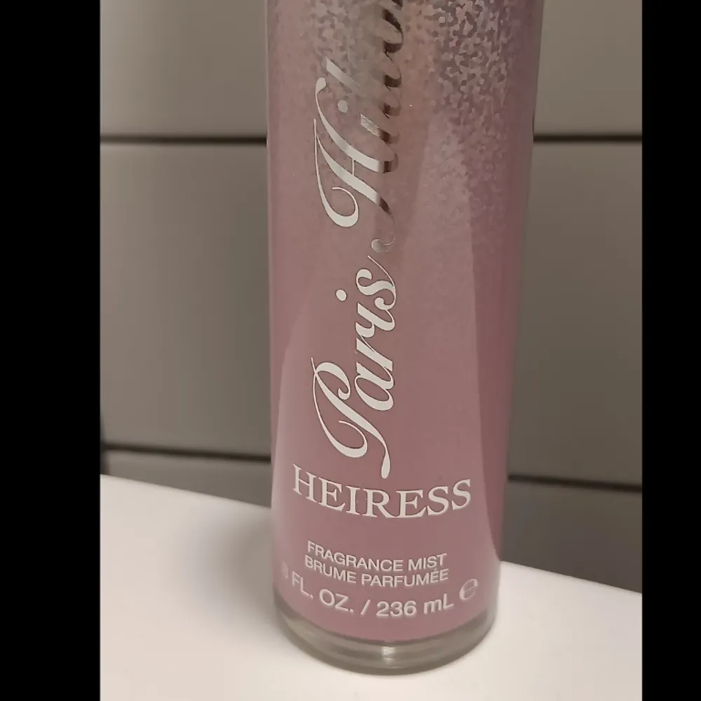 Säljer denna Bodymist Heiress av Paris Hilton på grund av felköp. Har endast sprayat en gång. Den är köpt för 189kr. Säljer den för 159kr. Hör gärna av er om ni har  frågor. . Parfym.