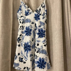 Klänning - Sommarklänning, jätte fin som den är även med en stickat tröja även!