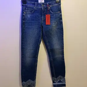 Hej, säljer ett par helt nya oanvända jeans med tagg kvar, köpt hos Cambio Säljer dessa för jag har bytt still och dessa byxor aldrig kom till användning
