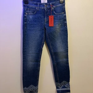 Blåa jeans  - Hej, säljer ett par helt nya oanvända jeans med tagg kvar, köpt hos Cambio Säljer dessa för jag har bytt still och dessa byxor aldrig kom till användning