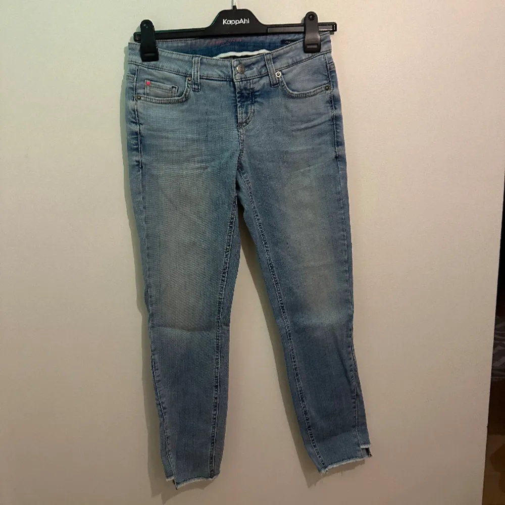 Hej, säljer ett par helt nya oanvända jeans med tagg kvar, köpt hos Cambio. Säljer dessa för jag har bytt still och dessa byxor aldrig kom till användning. Jeans & Byxor.