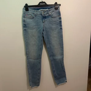 Jeans blå - Hej, säljer ett par helt nya oanvända jeans med tagg kvar, köpt hos Cambio. Säljer dessa för jag har bytt still och dessa byxor aldrig kom till användning