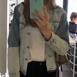 Jeans jacka  - Säljer min skit coola jeans jacka från levis. Nypris 1399 kr.