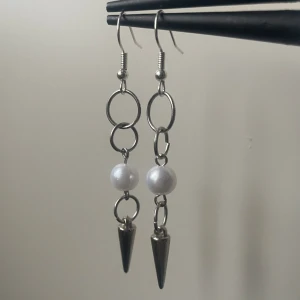 #002 örhängen💘 - Snygga sthlmstil örhängen! Finns i både guld och silver. Säljs i par för 50kr eller styck för 30kr.