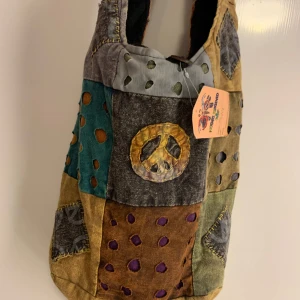 Hippie väska - Pås/axelväska från Nepal. Ny och inte använd. Önskas fler bilder så skicka ett meddelande ✌🏽