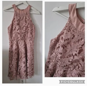 Rosa klänning  - Klänning i superfräsch gammelrosa ton. Otroligt vacker spets över hela. Fodrad hela vägen. Klädsam ringning upptill, markerad midja som ger otrolig silhuett, fin lagom klockad nedtill.  Dold dragkedja i rygge .  storlek ca s/m