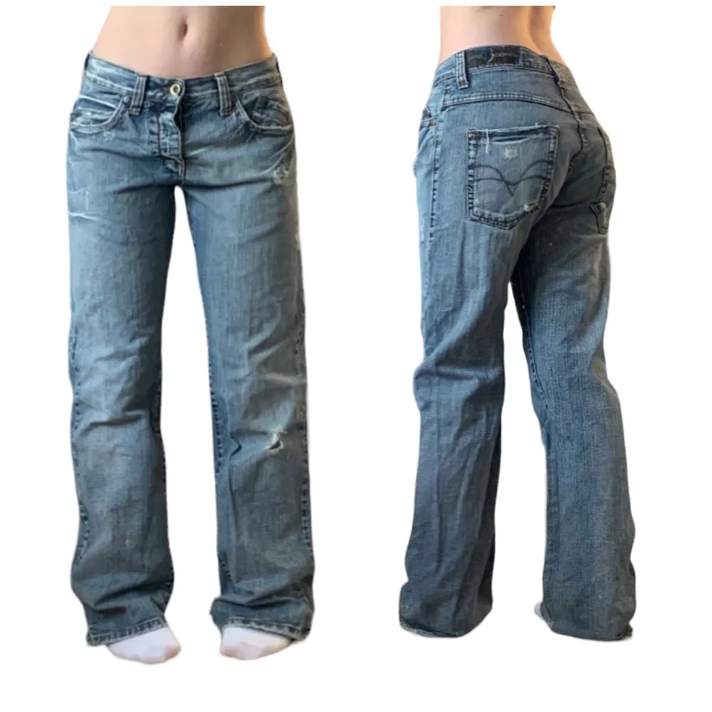 super söta jeans från Gabba, midwaist, bootcut/straight leg, lite slitage men det är ju vintage jeans så inget märkvärdigt alls 🤷🏼‍♀️ liite långa för mig som är 163cm men går ändå. 39cm tvärsöver midjan, ca 79cm innerben, hela byxan är 104cm!💕. Jeans & Byxor.