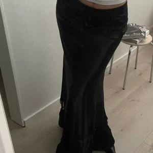 Lång satin kjol  - Lång satin kjol med broderade detaljer.  Midja 39cm Längd 112cm (jag är 173cm)
