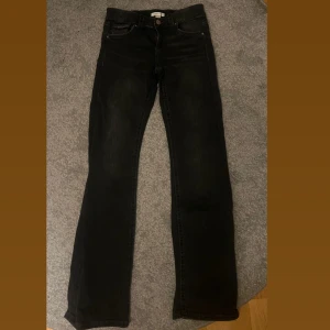 Jeans ifrån Gina - Bra skick, Andvänt 1 gång, Säljer inte kommer till användning, low waist OBS! EJ FRI FRAKT 